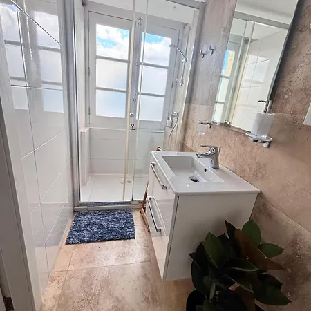 Modern 1bdr With Wifi & Harbour Views! דירה